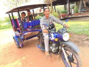 <span style="color:#32cd32"><strong>2025年開催中!</strong></span><br>  【AA-2】<span style="color: #ff0000;">プライベートツアー</span><strong></strong></span><br>  『トゥクトゥクでまわる!』 アンコール・トム→アンコールワット→タプロム遺跡→プノムバケン山からの夕日鑑賞、1日プライベートツアー<br><br>    ガイドとトゥクトゥクを利用する場合の合計料金<br>1名参加「<span style="color:#1e90ff"><s>80$</s></strong></span>→<span style="color:#CC3300"><strong>65$</strong></span>」<br>  2名参加「<span style="color:#1e90ff"><s>85$</s></strong></span>→<span style="color:#CC3300"><strong>70$</strong></span>」<br>  3名~7名参加「<span style="color:#1e90ff"><s>120$</s></strong></span>→<span style="color:#CC3300"><strong>100$</strong></span>」<br>  <br>  もっと見る≫≫