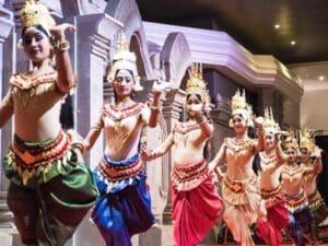 <span style="color:#32cd32"><strong>2026年開催中!</strong></span><br>【GR-1】<span style="color: #ff0000;"><strong>合同ツアー</strong></span><br>「午前中」アンコールトム→タプロム遺跡→「午前中」アンコールワットとプノンバケー山からの夕日鑑賞、1日ツアープラン<br><br>「 専用車+ガイド」の料金:<br>1名で「<span style="color: #cc3300;"><strong>65$</strong></span>」<br>2名まで「<span style="color: #cc3300;"><strong>40$/1人</strong></span>」<br>3名~「<span style="color: #cc3300;"><strong>30$/1人</strong></span>」</strong>