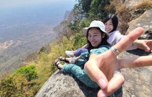 <span style="color:#32cd32"><strong>2025年開催中！<br></strong></span>【AA-17】<span style="color: #ff0000;"><strong>プライベートツアー</strong></span><br>プレアヴィヒア寺院とベンメリアとコーケー遺跡<br><br>　　「特価キャンペーン！」　<br>車とガイドの料金表（<span style="color:#32cd32"><strong>大人1名あたり</strong></span>）<br>1名様「<span style="color: #1e90ff;"><s>300$</s></span>→<span style="color: #cc3300;"><strong>190$</strong></span>」<br>2名様「<span style="color: #1e90ff;"><s>150$</s></span>→<span style="color: #cc3300;"><strong>100＄</strong></span>」<br>3名様「<span style="color: #1e90ff;"><s>120$</s></span>→<span style="color: #cc3300;"><strong>90$</strong></span>」<br><br>もっと見る≫≫