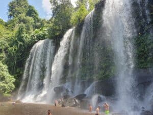 <span style="color:#32cd32"><strong>2026年開催中！</strong></span><br>  【AA-11】<span style="color: #cc3300;"><strong>プライベート</strong></span><br> 「4つの遺跡を巡る」ベンメリア→バンテアイ・スレイ遺跡→クバールスピアン→プノン・クーレン山、1日プライベートツアープラン。<br><br>　　「特価キャンペーン！」　<br>車とガイドの料金表（<span style="color:#32cd32"><strong>大人1名あたり</strong></span>）<br>1名様「<span style="color: #1e90ff;"><s>200$</s></span>→<span style="color: #cc3300;"><strong>150$</strong></span>」<br>2名様「<span style="color: #1e90ff;"><s>100$</s></span>→<span style="color: #cc3300;"><strong>80＄</strong></span>」<br>3名様「<span style="color: #1e90ff;"><s>90$</s></span>→<span style="color: #cc3300;"><strong>65$</strong></span>」<br>4名様「<span style="color: #1e90ff;"><s>80$</s></span>→<span style="color: #cc3300;"><strong>55$</strong></span>」<br>5名様～「<span style="color: #1e90ff;"><s>70$</s></span>→<span style="color: #cc3300;"><strong>45$～</strong></span>」<br><br>もっと見る≫≫