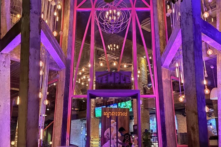 夜の店前の様子